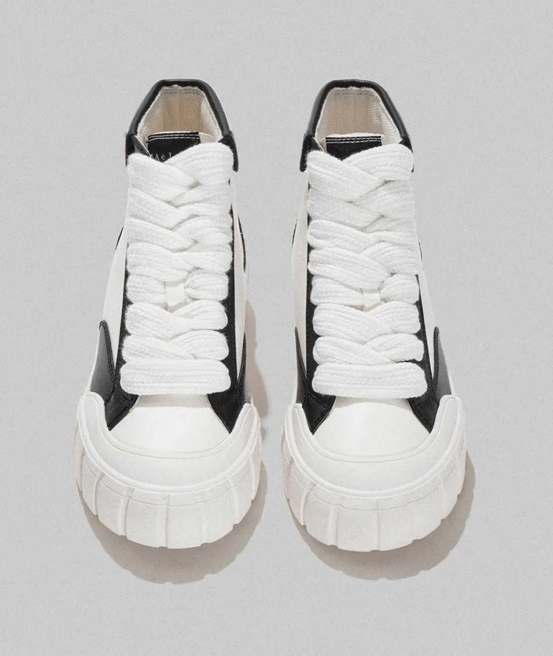 SNEAKERS ALTA CON DETTAGLI ORO E NERI